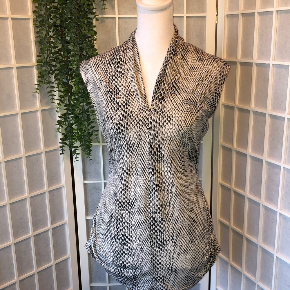 Lex & Madison Sleeveless V-Neck Knit Top with Ruched Sides in Size L